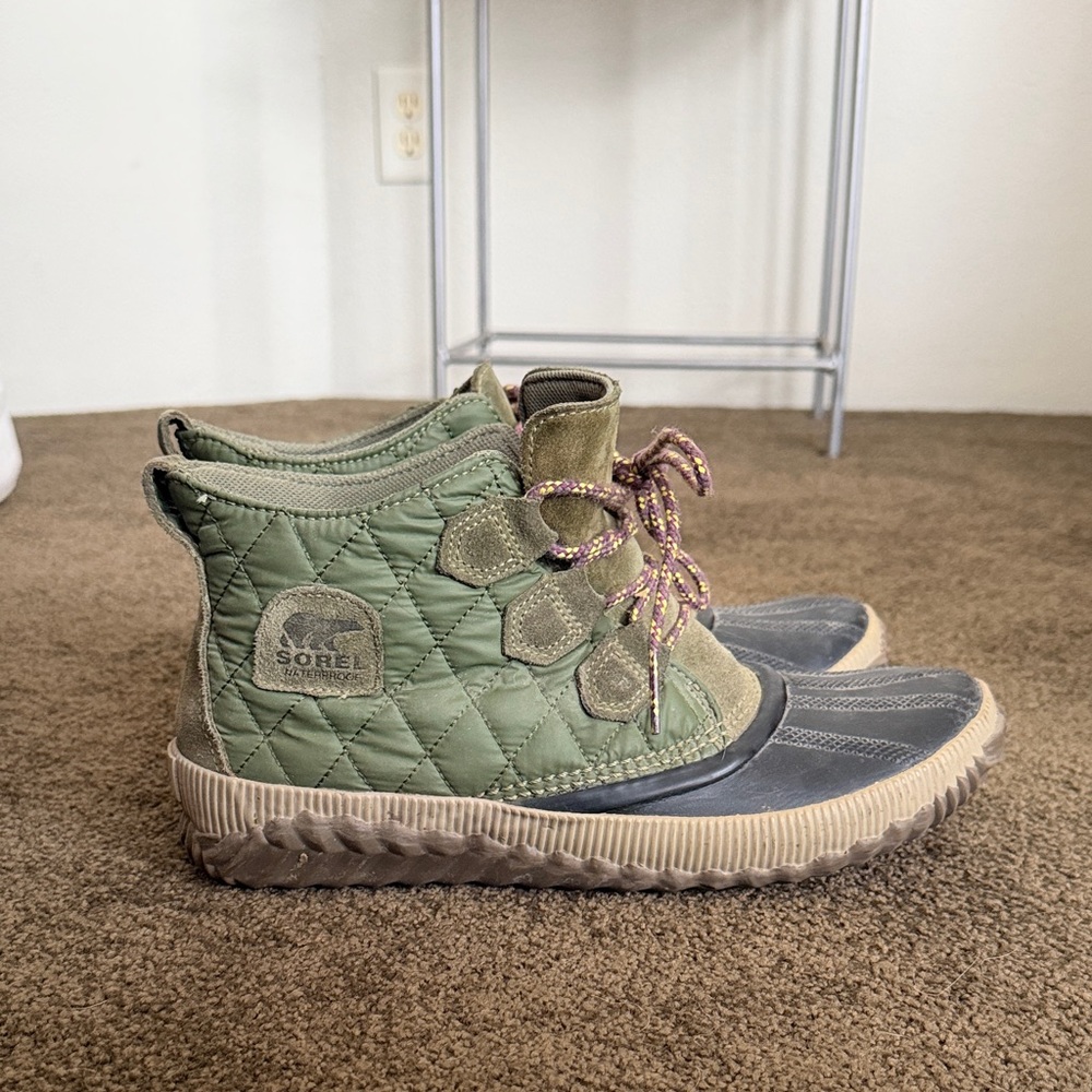 Sorel Women’s Olive Green and Navy Duck Boots with Purple Accent Laces - Picture 2 of 4